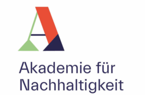Logo der Akademie für Nachhaltigkeit Pöllauer Tal; blaue Schrift auf weißem Hintergrund